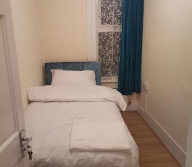 Goodmayes Maison | Single Room near London Seven Kings Train station