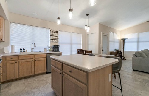 Avondale Maison | Single Story, Dog Friendly, Great Location Near Dining, Shopping + Major Sports Venues, BBQ, WIFI