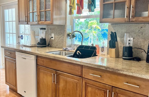 Sandalfoot Cove Maison | SingleHouse 3 bedroom 2 full bathrooms also desk and chair for work from home