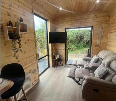 Fivemilebourne Maison | Sionnach Cabin - Private outdoor hot tub - Pet friendly