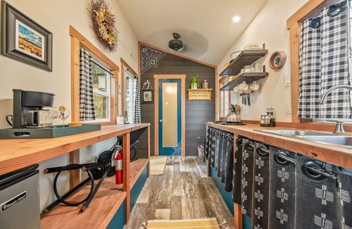 Sherwood Appartement | TOUT NEUF! Petite maison sur le thème du vin dans les bois près des vignobles