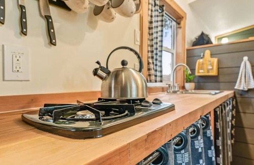 Sherwood Appartement | TOUT NEUF! Petite maison sur le thème du vin dans les bois près des vignobles