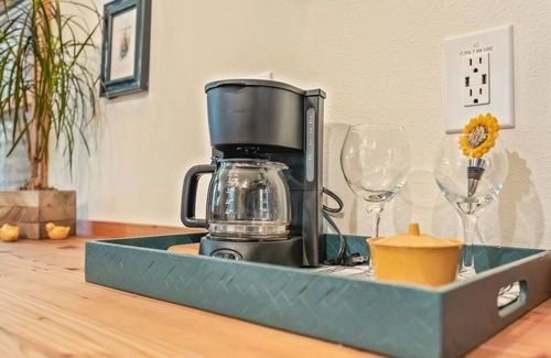 Sherwood Appartement | TOUT NEUF! Petite maison sur le thème du vin dans les bois près des vignobles