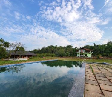 Mudigere Maison | Sirimane Homestay - Swimming Pool, Food, Near to Falls & Trek