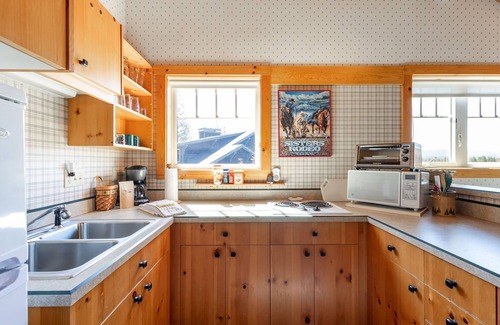 Sisters Appartement | Cozy 1-bed retreat with WiFi, AC, and stunning views near downtown Sisters.