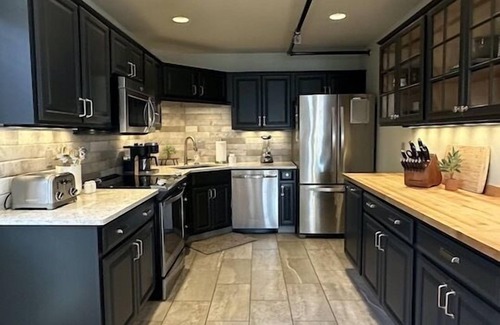 Sisters Maison | Sisters Home Upper - One bedroom/One bath - Sleeps up to 5