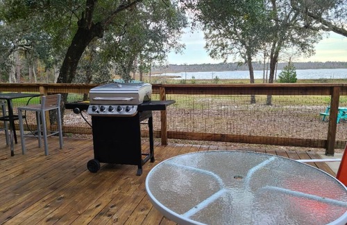 Navarre Maison | Sitting on the dock of the bay!