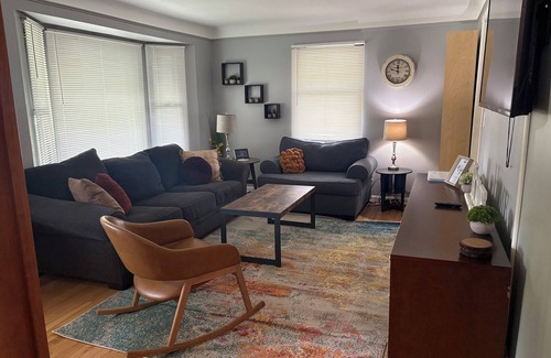 Kamm's Corners Maison | Six minutes from the airport. Family Friendly!