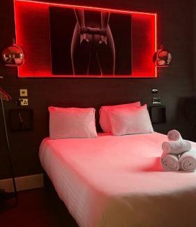 Hillrise Appartement | Sizzling London Studio with Jacuzzi & Private Bath