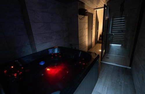 Hillrise Appartement | Sizzling London Studio with Jacuzzi & Private Bath