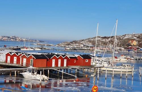 Bohus-Bjorko Appartement | Skärgårdsidyll på Björkö med gångavstånd till havet