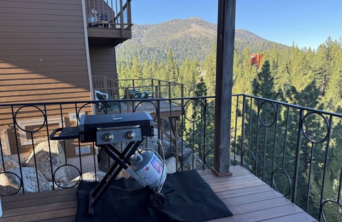 Upper Kingsbury Copropriété | Ski Bums hideout- The Eagle’s Nest with Fabulous Views of Lake Tahoe.Walk to Ski