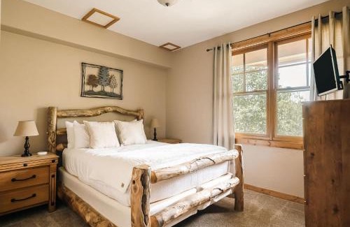 Three Peaks Maison | Ski Hike Relax - Log Cabin with Views - Hot tub