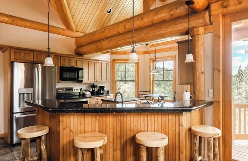 Three Peaks Cabine | Ski, Hike, Relax - Log Cabin with Views + Hot tub