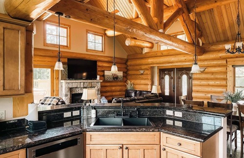 Three Peaks Cabine | Ski, Hike, Relax - Log Cabin with Views + Hot tub