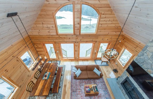 Vernon Chalet De Ski | Ski House - ON THE SLOPE w/ hot tub