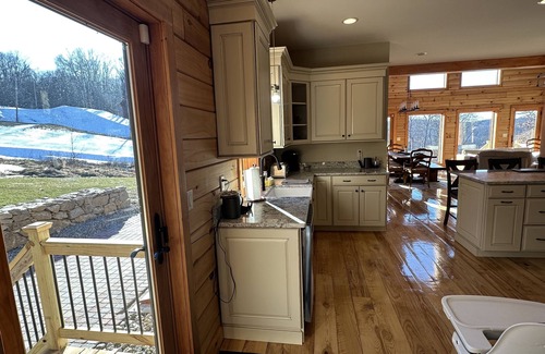Vernon Chalet De Ski | Ski House - ON THE SLOPE w/ hot tub