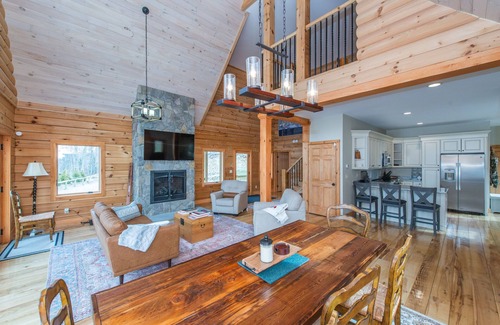 Vernon Chalet De Ski | Ski House - ON THE SLOPE w/ hot tub