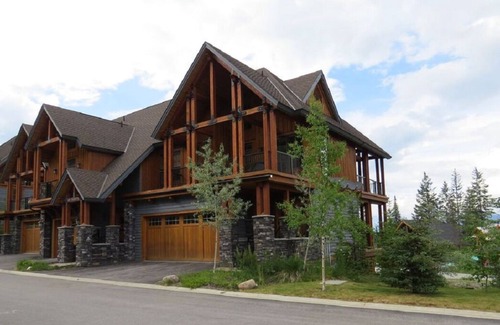 Golden Maison | Accès skis aux pieds, bain à remous privé, unité d'extrémité spacieuse, vue panoramique