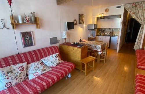 Montgenevre Appartement | Ski-in/ski-out studio for 6 with balcony, equipped kitchen