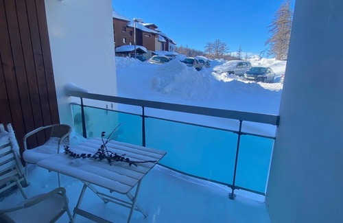 Montgenevre Appartement | Ski-in/ski-out studio for 6 with balcony, equipped kitchen