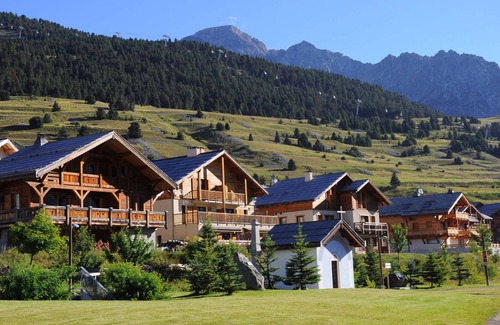 Montgenevre Appartement | Ski-in/ski-out studio for 6 with balcony, equipped kitchen