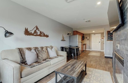 Vernon Copropriété | Ski-In/Ski-Out, Waterpark & Biking fun- Just Steps Away!