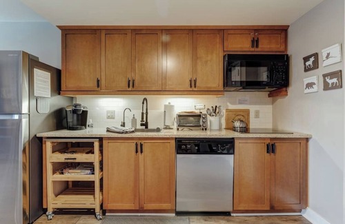 Vernon Copropriété | Ski-In/Ski-Out, Waterpark & Biking fun- Just Steps Away!