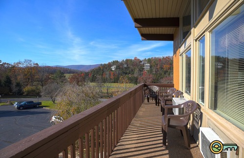 Mount Jackson Copropriété | Ski/MTB/Golf Condo (#132) - Slope side | Mountain, golf course views | Vaulted ceilings!