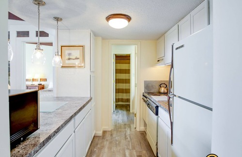 Mount Jackson Copropriété | Ski/MTB/Golf Condo (#134) - Slope side | Mountain, Golf Course views | Vaulted ceilings!
