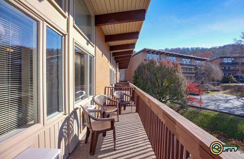Mount Jackson Copropriété | Ski/MTB/Golf Condo (#134) - Slope side | Mountain, Golf Course views | Vaulted ceilings!