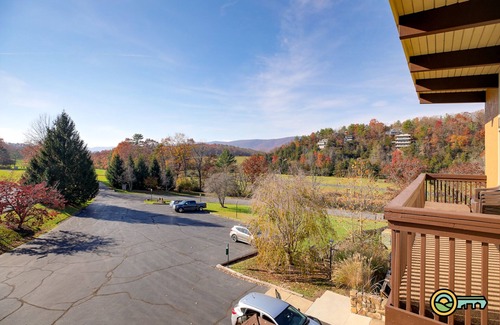 Mount Jackson Copropriété | Ski/MTB/Golf Condo (#134) - Slope side | Mountain, Golf Course views | Vaulted ceilings!