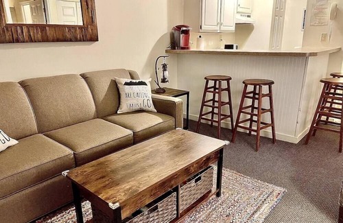 Hancock Appartement | Ski On Off 1st Flr Suite Sleeps 4 Jiminy Peak New - Redone, Must See Country Inn
