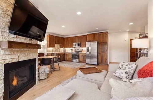 Silverthorne Copropriété | Ski Retreat: Serene 2BR Ski Condo Along the Blue River w/ Mountain views