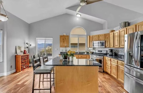 Draper Maison | Ski Retreat with Hot Tub & 360 Views of SLC from 5bd 4ba in Draper, 100% 5 Stars