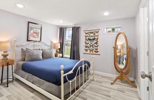 Faubourg Delassize Maison | Skip to Saint Charles Local Art-Filled Hideaway