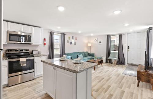 Faubourg Delassize Maison | Skip to Saint Charles Local Art-Filled Hideaway