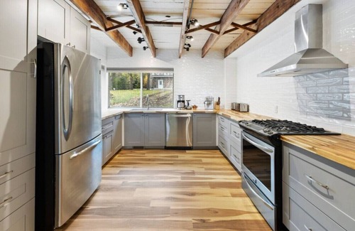 Meaford Cabine | Skipping Rock Log Cabin: Cozy Charm & Hot Tub Bliss