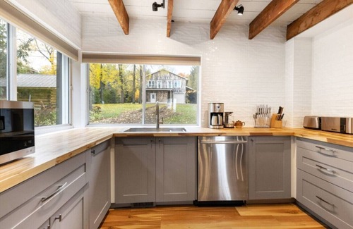 Meaford Cabine | Skipping Rock Log Cabin: Cozy Charm & Hot Tub Bliss