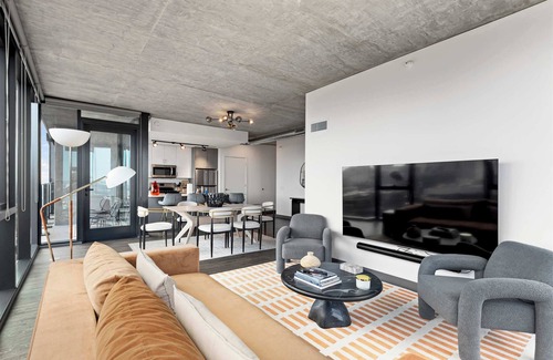 Near West Side Appartement | Sky-High 2BR w/ Gym & City Views