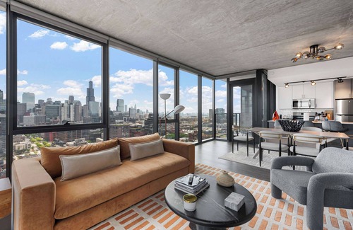 Near West Side Appartement | Sky-High 2BR w/ Gym & City Views