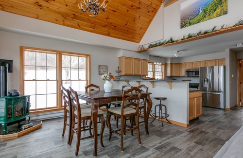 Wellsboro Maison | Sky High Chalet! Superbe maison sur 10 + acres avec bain à remous, à 2 minutes de Wellsboro