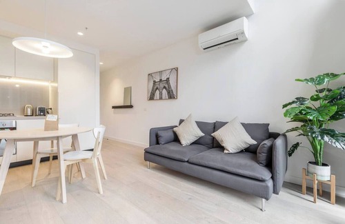 Melbourne Central Business District Appartement | Sky High City Luxury w Huge Deck and Shared Pool
