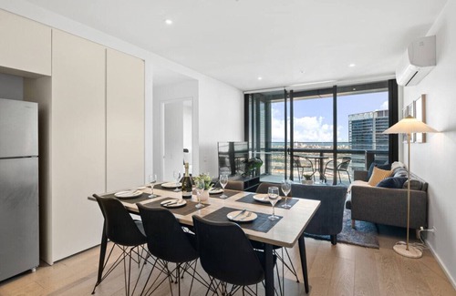 Docklands Appartement | Sky-High Docklands | Waterfront 2BR w/Gym & Pool