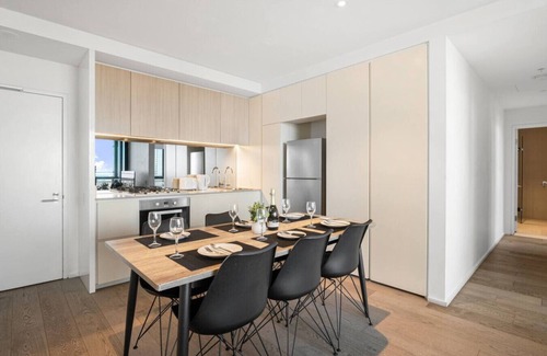 Docklands Appartement | Sky-High Docklands | Waterfront 2BR w/Gym & Pool