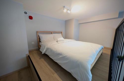 Fabryczna Appartement | Sky Loft Wrocław Apartment by BookingHost
