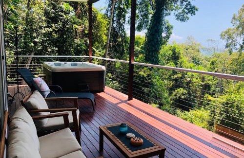 Rocky Point Maison | Sky: rainforest and ocean views with jacuzzi
