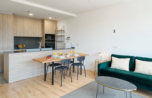 El Molinillo Appartement | sky tower 2-bedroom apartment in fabulous Málaga with AC, WiFi, fitness room