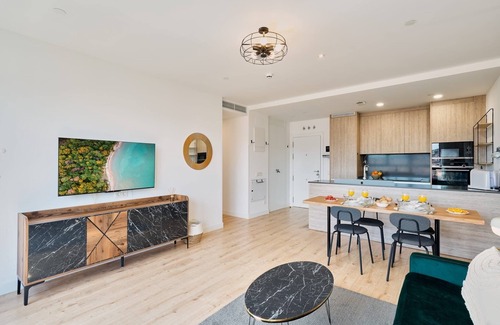 El Molinillo Appartement | sky tower 2-bedroom apartment in fabulous Málaga with AC, WiFi, fitness room