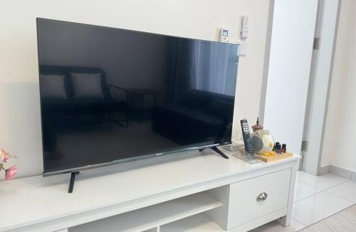 Bukit Indah Appartement | Sky Trees Bukit Indah netflix and wifi